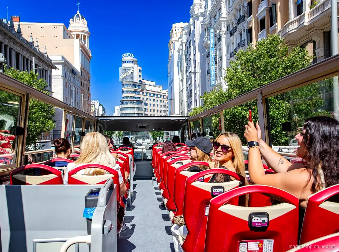 Bus turístic hop-on hop-off de Madrid passant pel Palau Reial a la ruta Morada