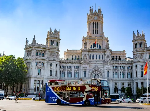 Ônibus turístico Big Bus Madrid de dois andares com teto aberto no centro da cidade