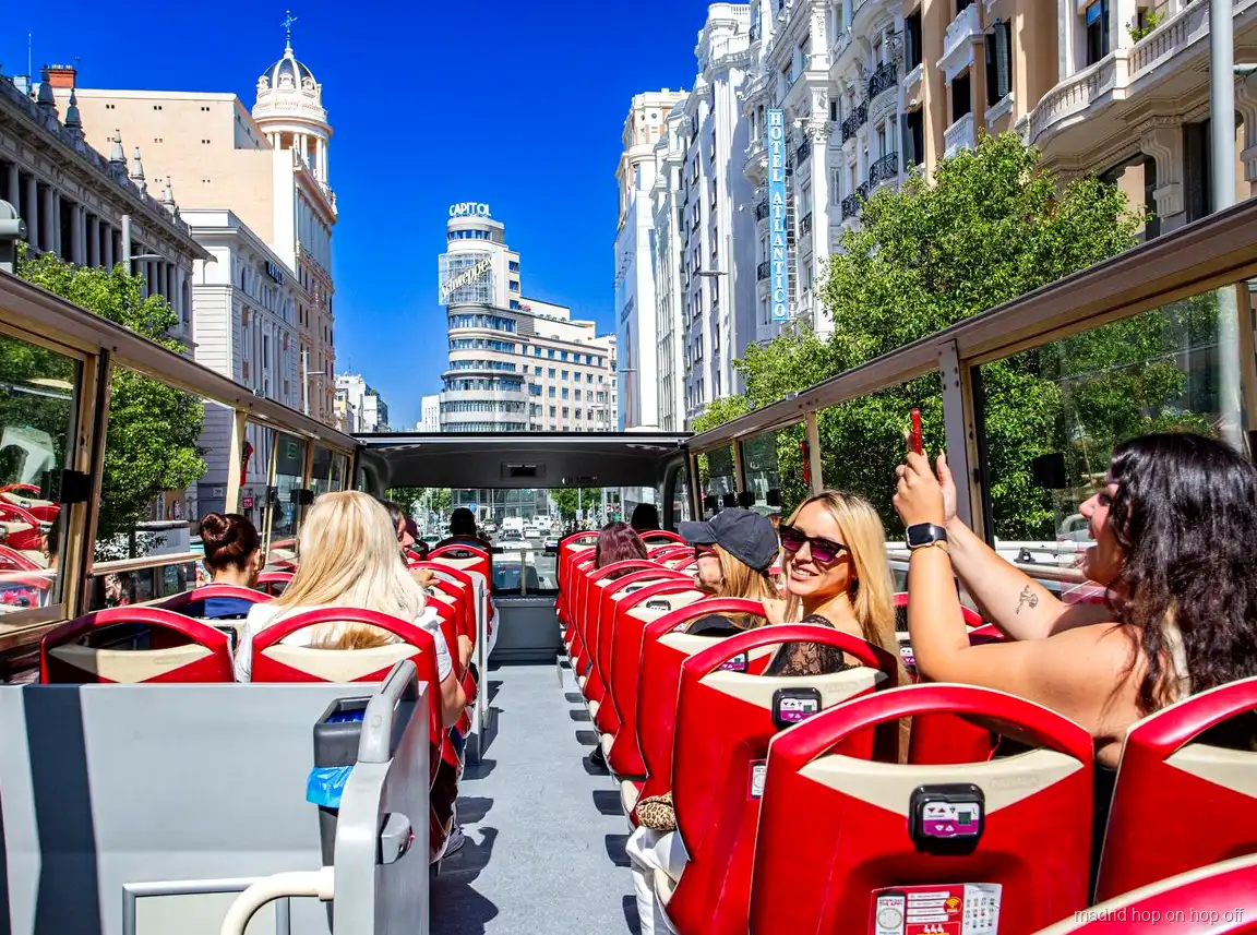 Ônibus hop-on hop-off de Madrid passando pelo Palácio Real na rota Roxa