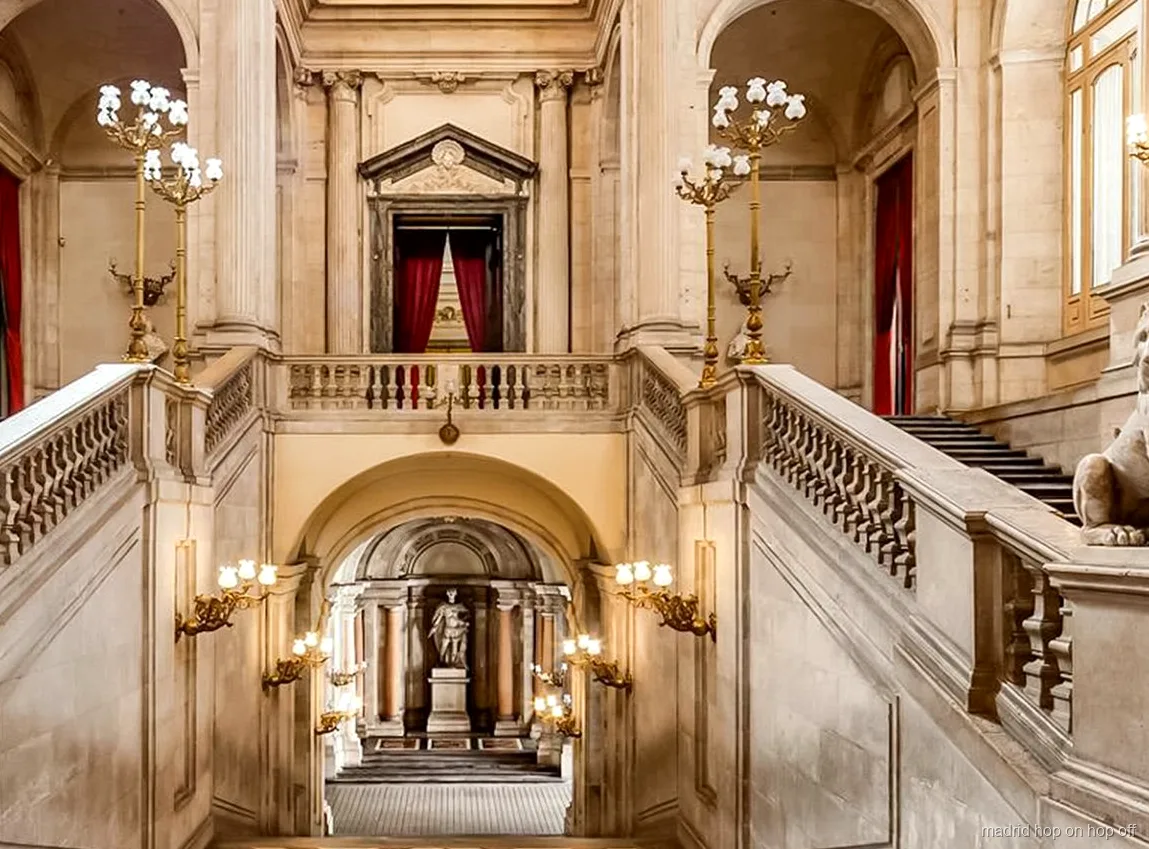 Salle des Glaces à l'intérieur du Palais Royal de Madrid