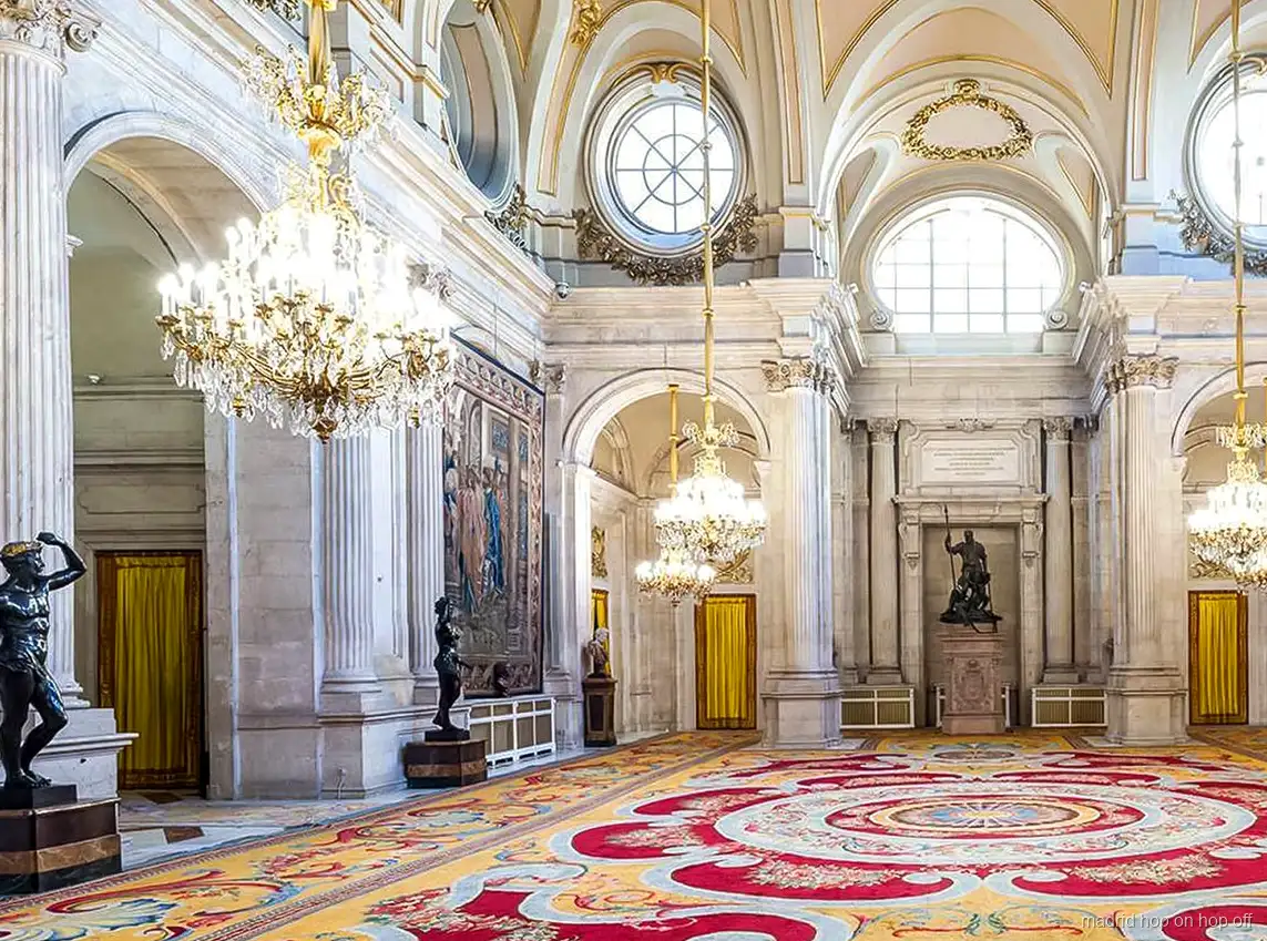 Façade du Palais Royal de Madrid vue depuis la Plaza de Oriente