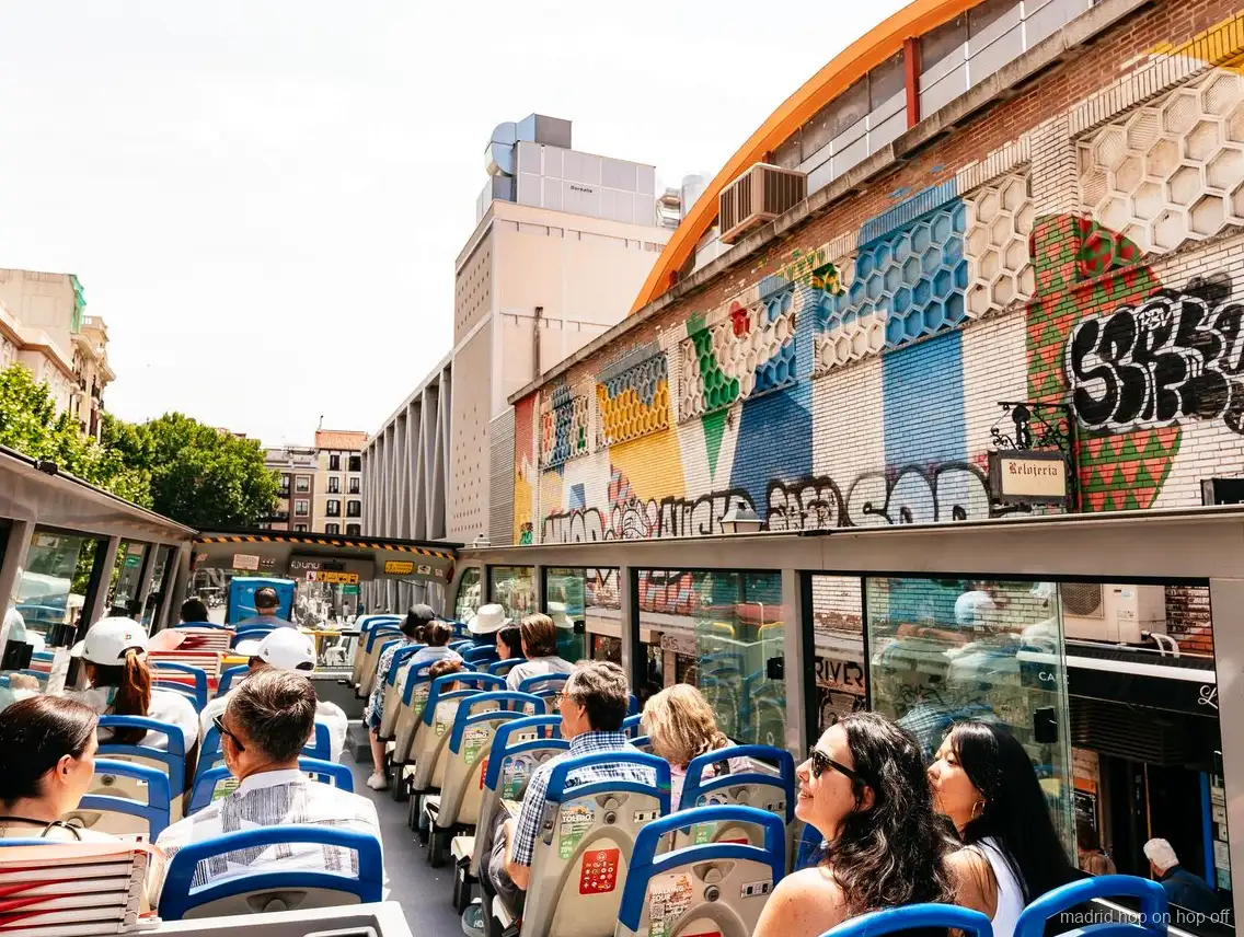 Autobus a due piani hop-on hop-off Madrid City Tour su una strada storica