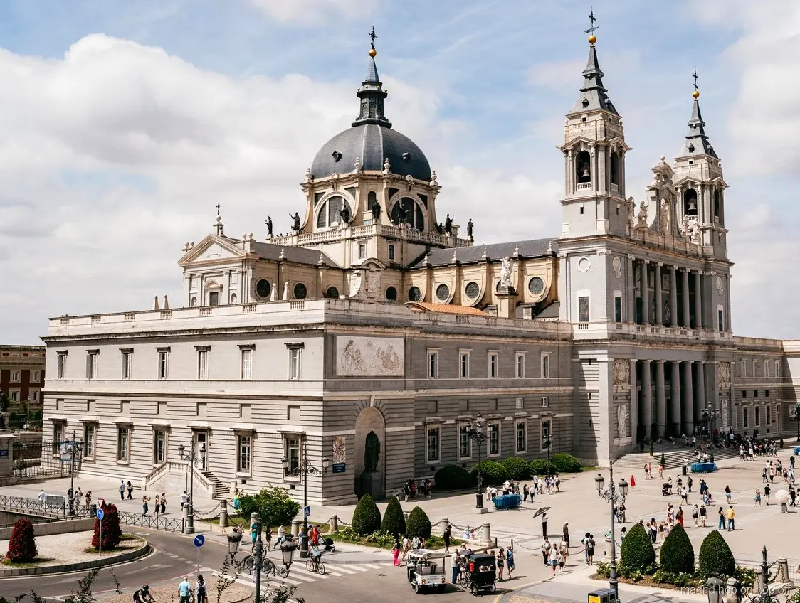Fermata Madrid City Tour vicino al Palazzo Reale