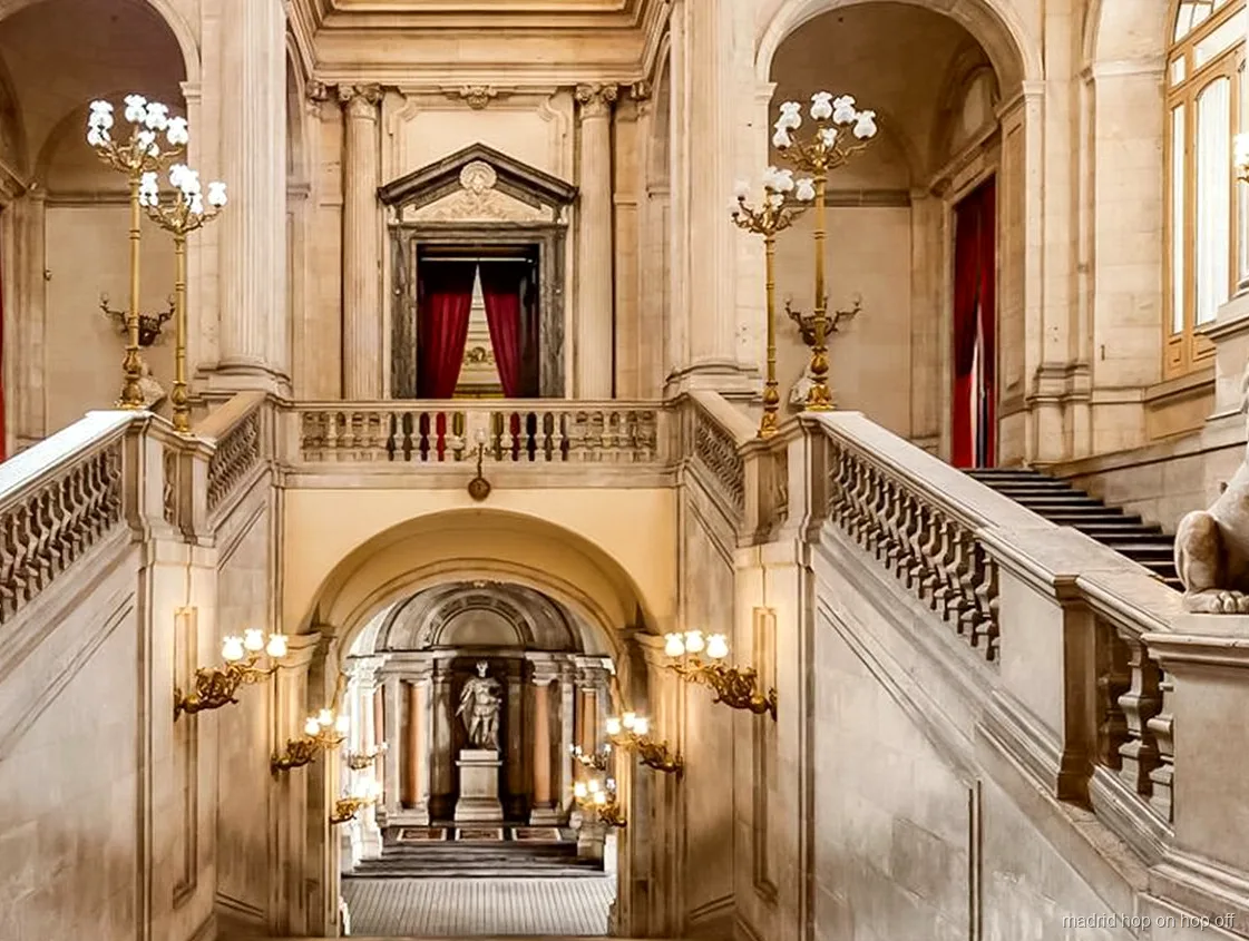 Salão dos Espelhos dentro do Palácio Real de Madrid
