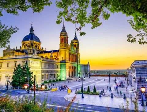 Guide führt eine Kleingruppe durch den Königspalast von Madrid