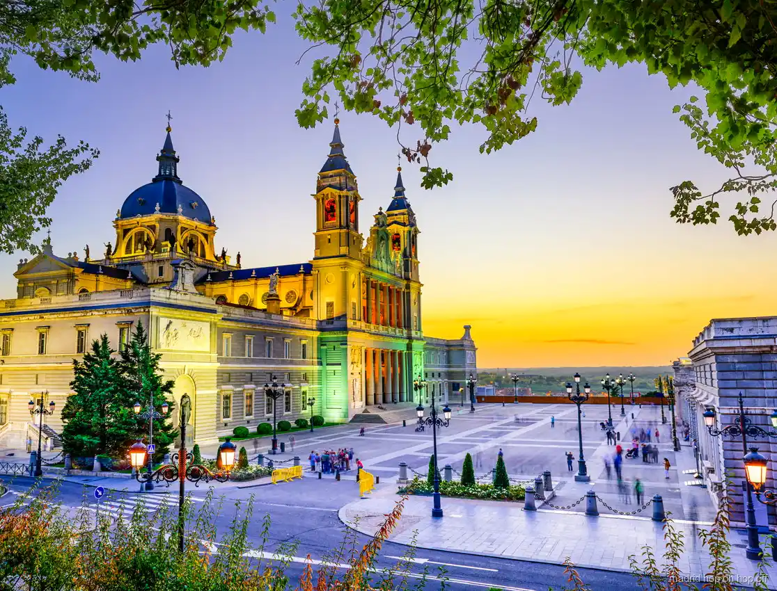 Guide führt eine Kleingruppe durch den Königspalast von Madrid