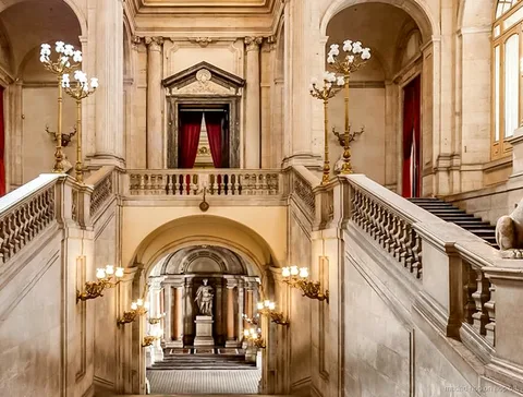 Spiegelsaal im Inneren des Königspalasts von Madrid