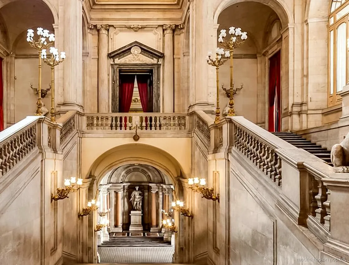 Spiegelsaal im Inneren des Königspalasts von Madrid