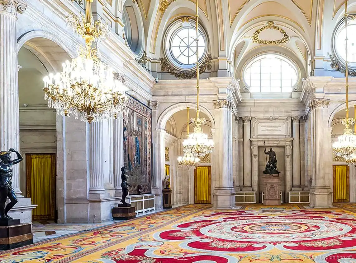 Fassade des Königspalasts von Madrid, gesehen von der Plaza de Oriente