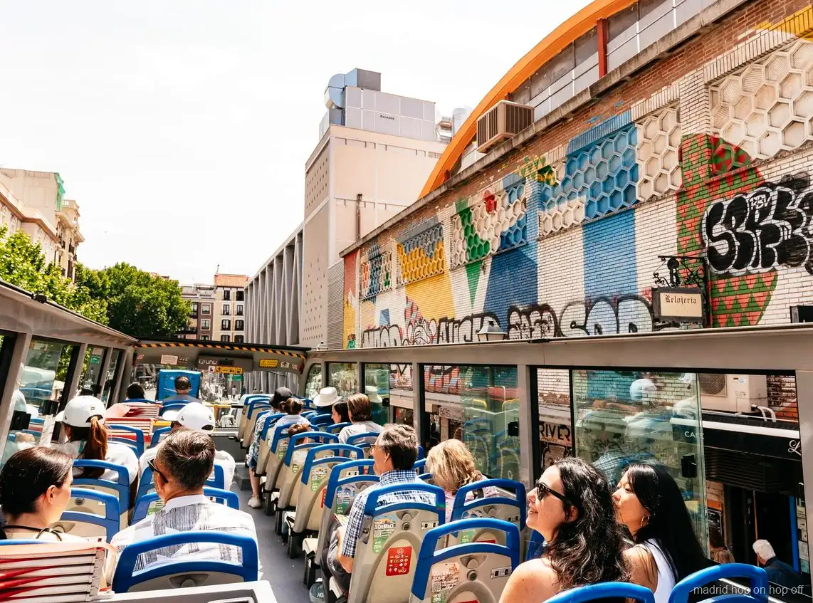 Autobús hop-on hop-off del Madrid City Tour en un carrer històric