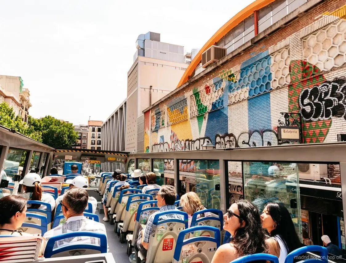Madrid City Tour Hop-On-Hop-Off-Doppeldeckerbus in einer historischen Strasse