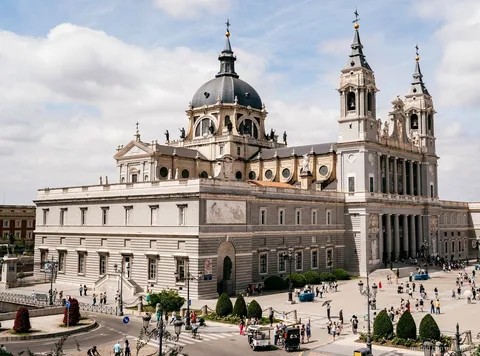 Madrid City Tour Bushaltestelle nahe dem Königspalast