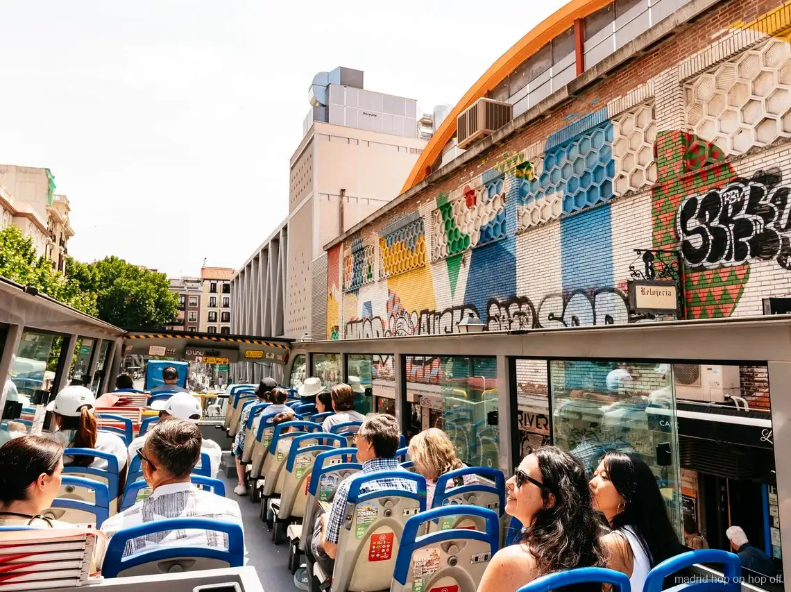 Ônibus hop-on hop-off do Madrid City Tour em uma rua histórica