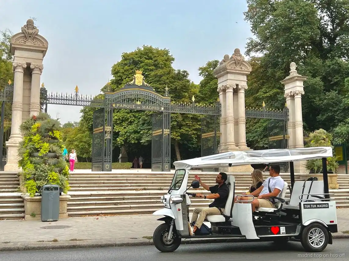 Elektro-Tuk-Tuk hält für Fotos an einer Madrider Sehenswürdigkeit