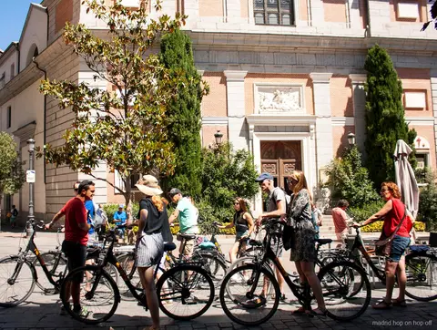 Radfahrer im Retiro-Park während der Madrid Fahrradtour
