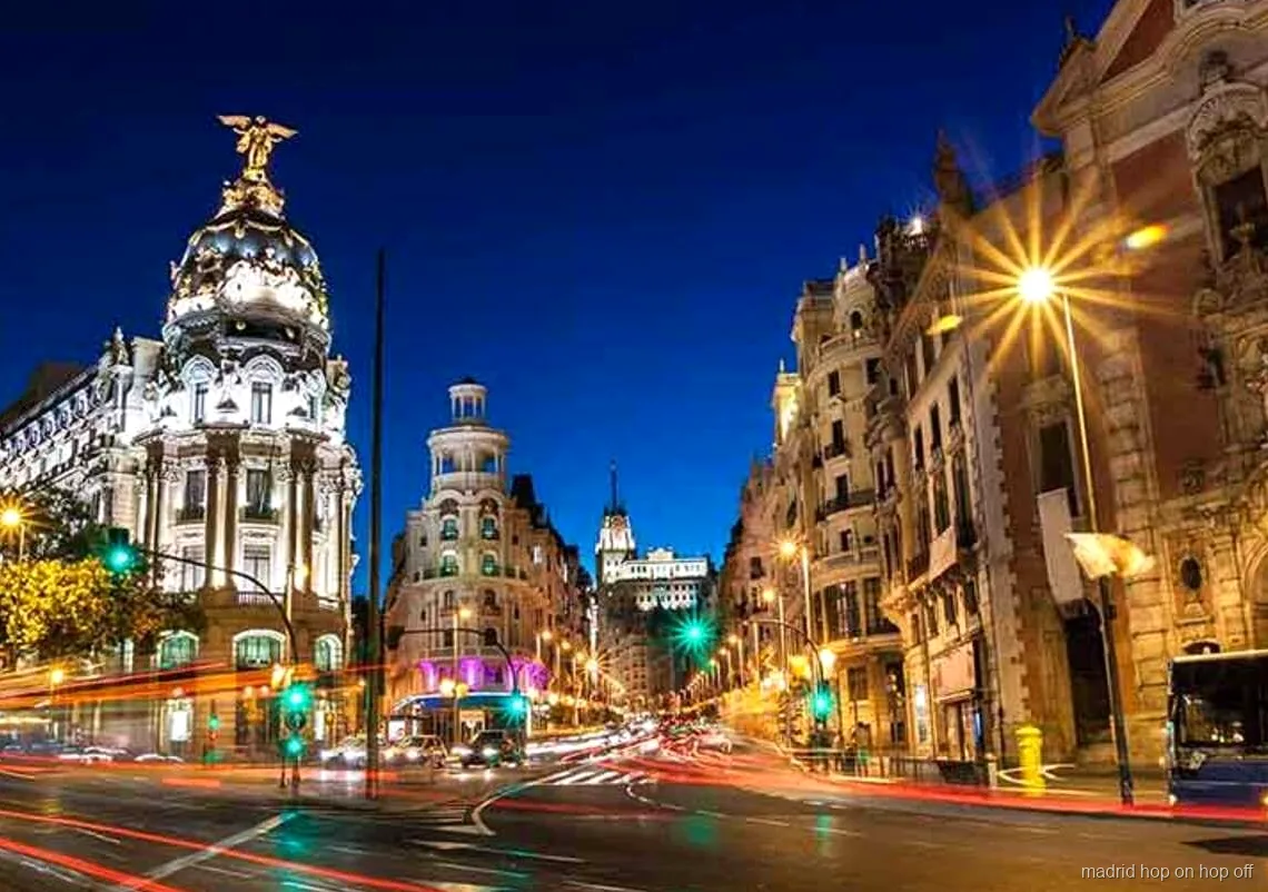 Madrid Hop-On-Hop-Off Nachttourbus fährt an beleuchteten Wahrzeichen vorbei