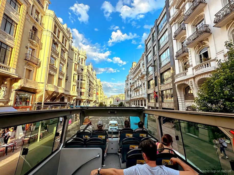 Beleuchteter Königspalast von Madrid während der Nachtbustour