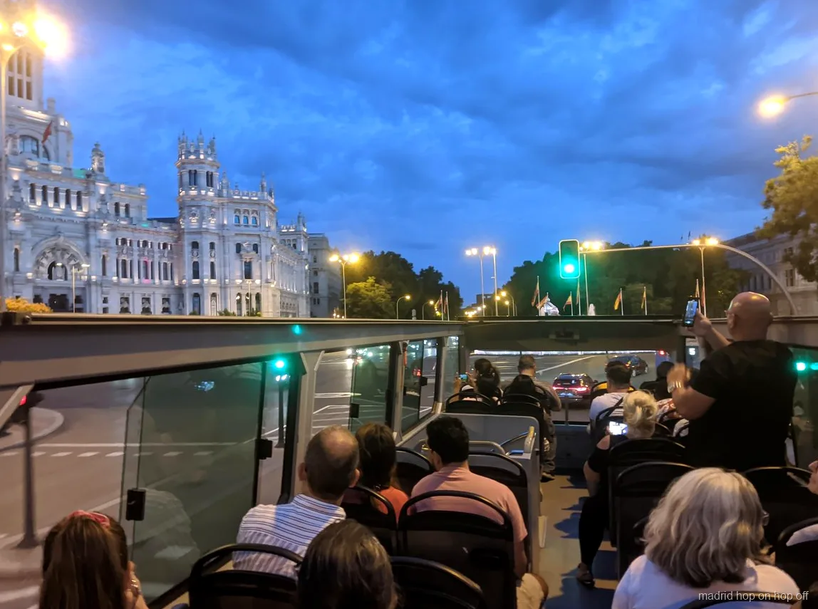 Offener Doppeldeckerbus auf der Route der Madrid Nachttour