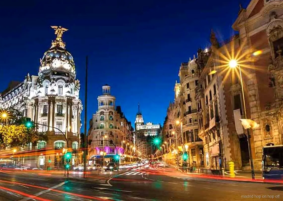 Ônibus do tour noturno hop-on hop-off de Madrid passando pelos monumentos iluminados
