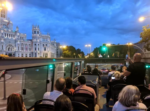 Ônibus de dois andares com teto aberto na rota do tour noturno de Madrid