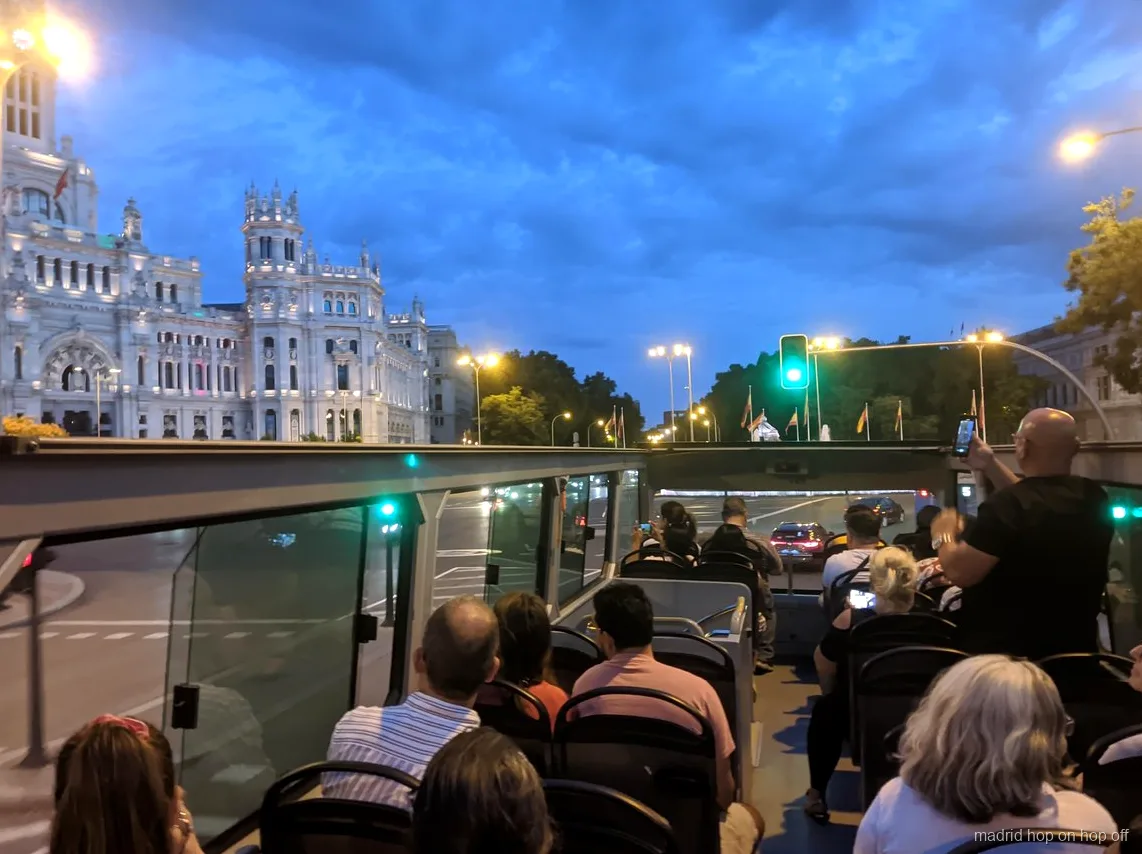 Ônibus de dois andares com teto aberto na rota do tour noturno de Madrid
