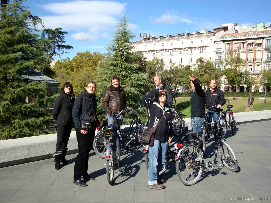 Guia local conduzindo um passeio de bicicleta pelo centro histórico de Madrid