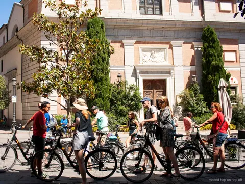Ciclistas pedalando pelo Parque do Retiro no passeio de bicicleta em Madrid