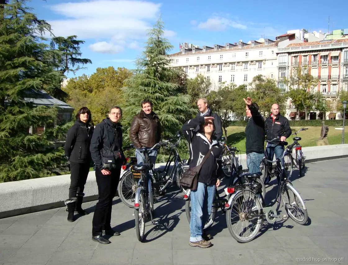 Guide local menant un tour à vélo à travers le centre historique de Madrid