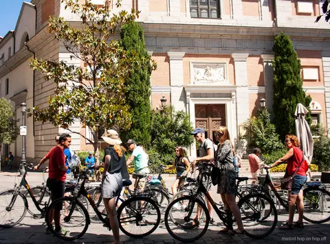Cyclistes traversant le Parc du Retiro pendant le tour à vélo de Madrid