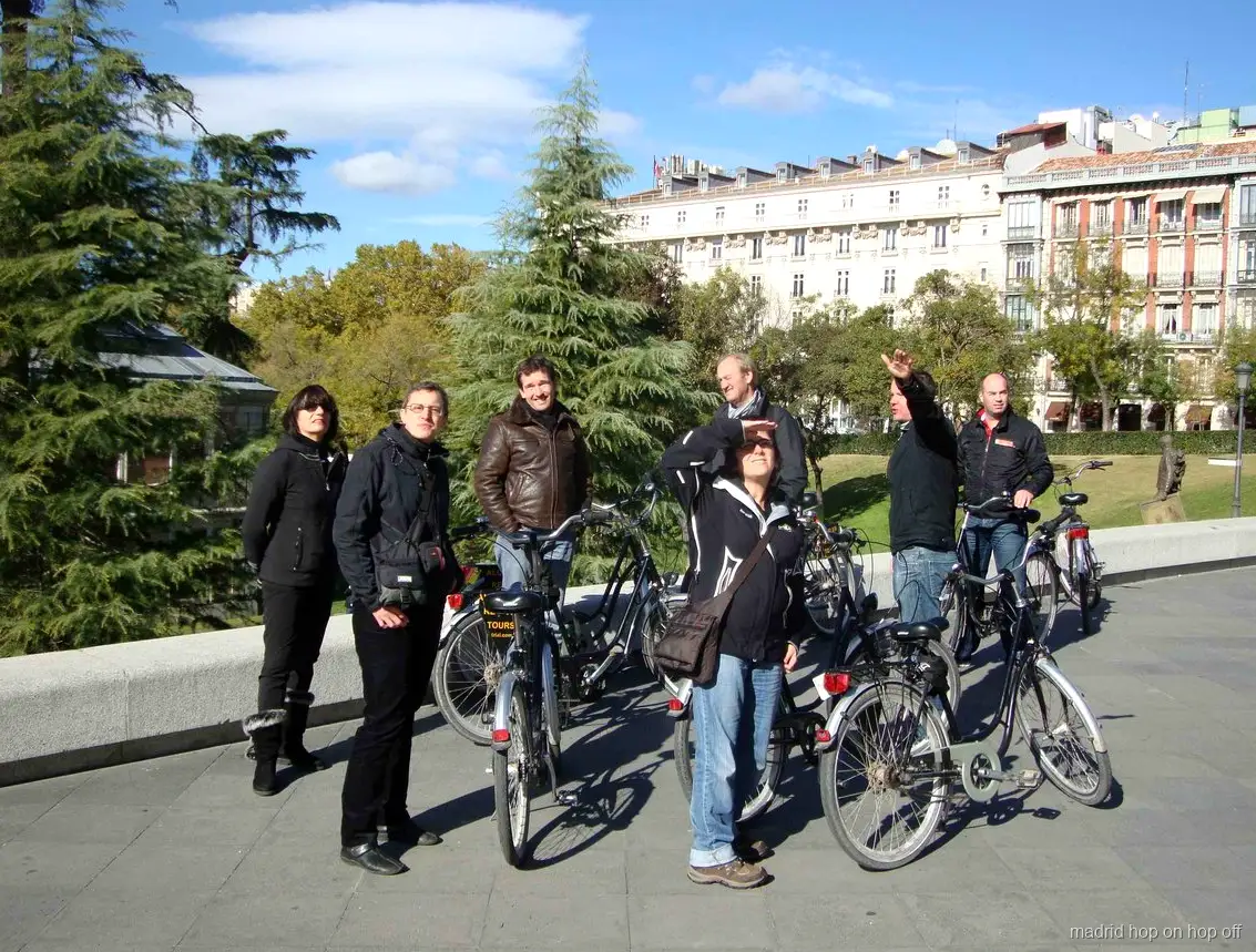 Guia local dirigint un tour en bicicleta a Madrid pel centre històric