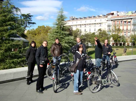 Guida locale che conduce un tour in bici a Madrid nel centro storico