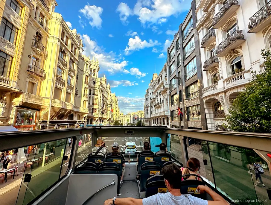 Palazzo Reale di Madrid illuminato durante il tour notturno in bus