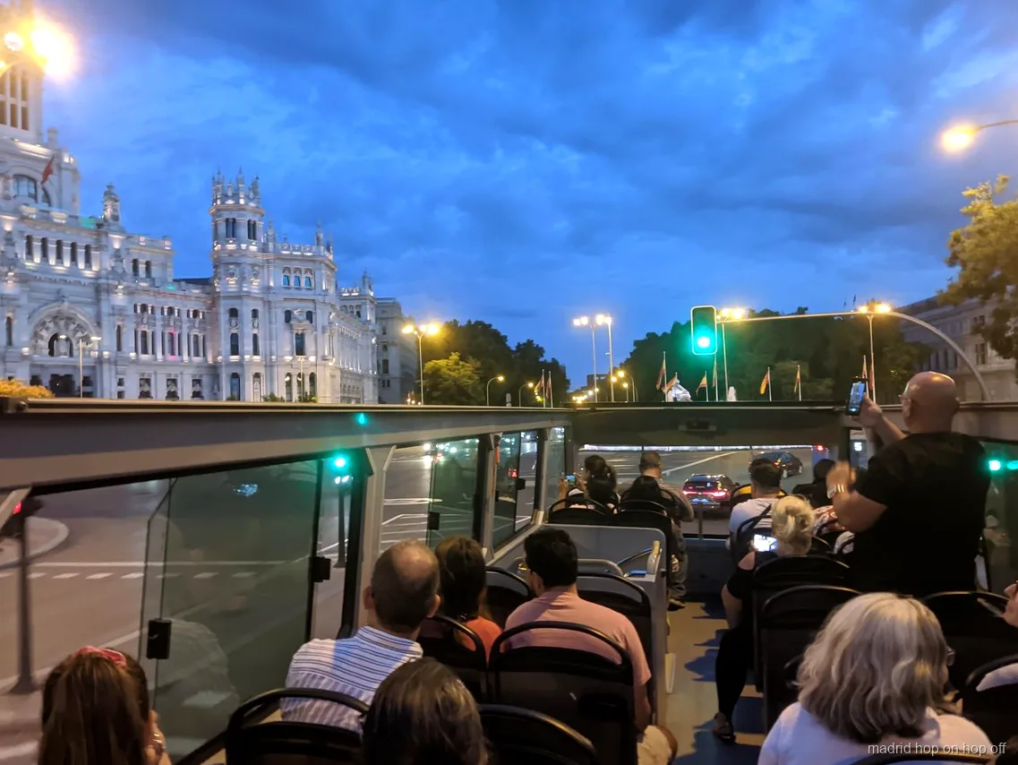 Bus scoperto a due piani sul percorso del tour notturno di Madrid