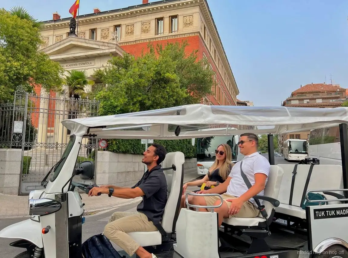 Tour privat en tuk tuk elèctric passant pel Palau Reial de Madrid