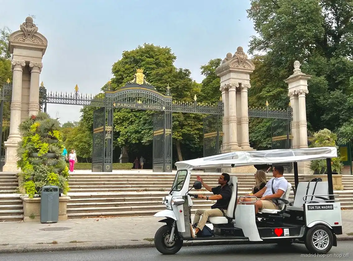 Tuk tuk elèctric aturat prop d'un monument de Madrid per fer fotos