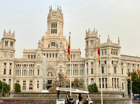 Guide bilingue conduisant un tuk tuk électrique à travers Madrid