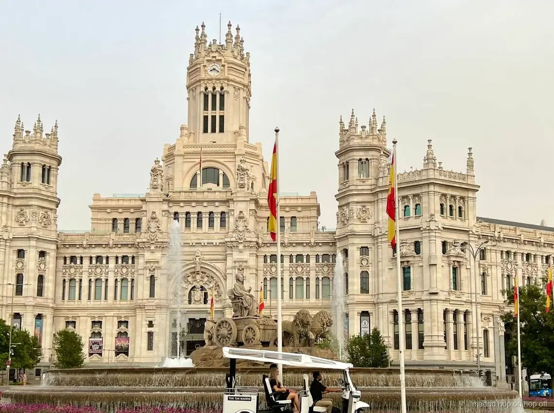 Guide bilingue conduisant un tuk tuk électrique à travers Madrid