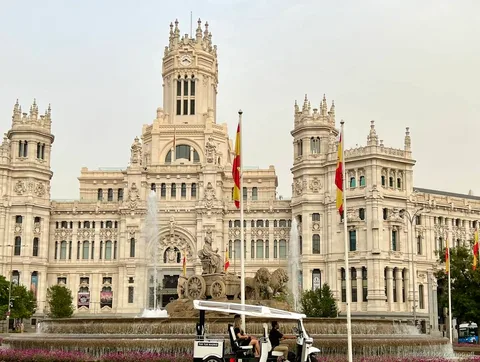 Guida bilingue alla guida di un tuk tuk elettrico per le strade di Madrid