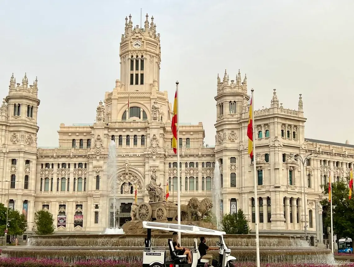 Guida bilingue alla guida di un tuk tuk elettrico per le strade di Madrid