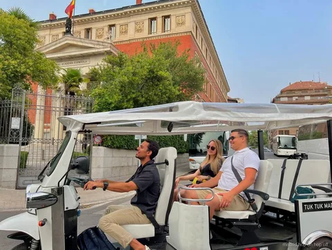 Passeio privado de tuk tuk elétrico passando pelo Palácio Real de Madrid