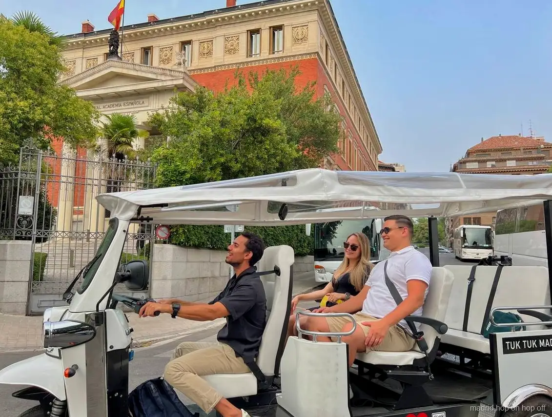 Passeio privado de tuk tuk elétrico passando pelo Palácio Real de Madrid