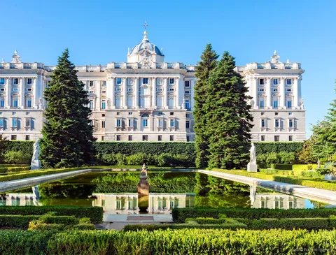 Entrée de la visite guidée en petit groupe du Palais Royal de Madrid